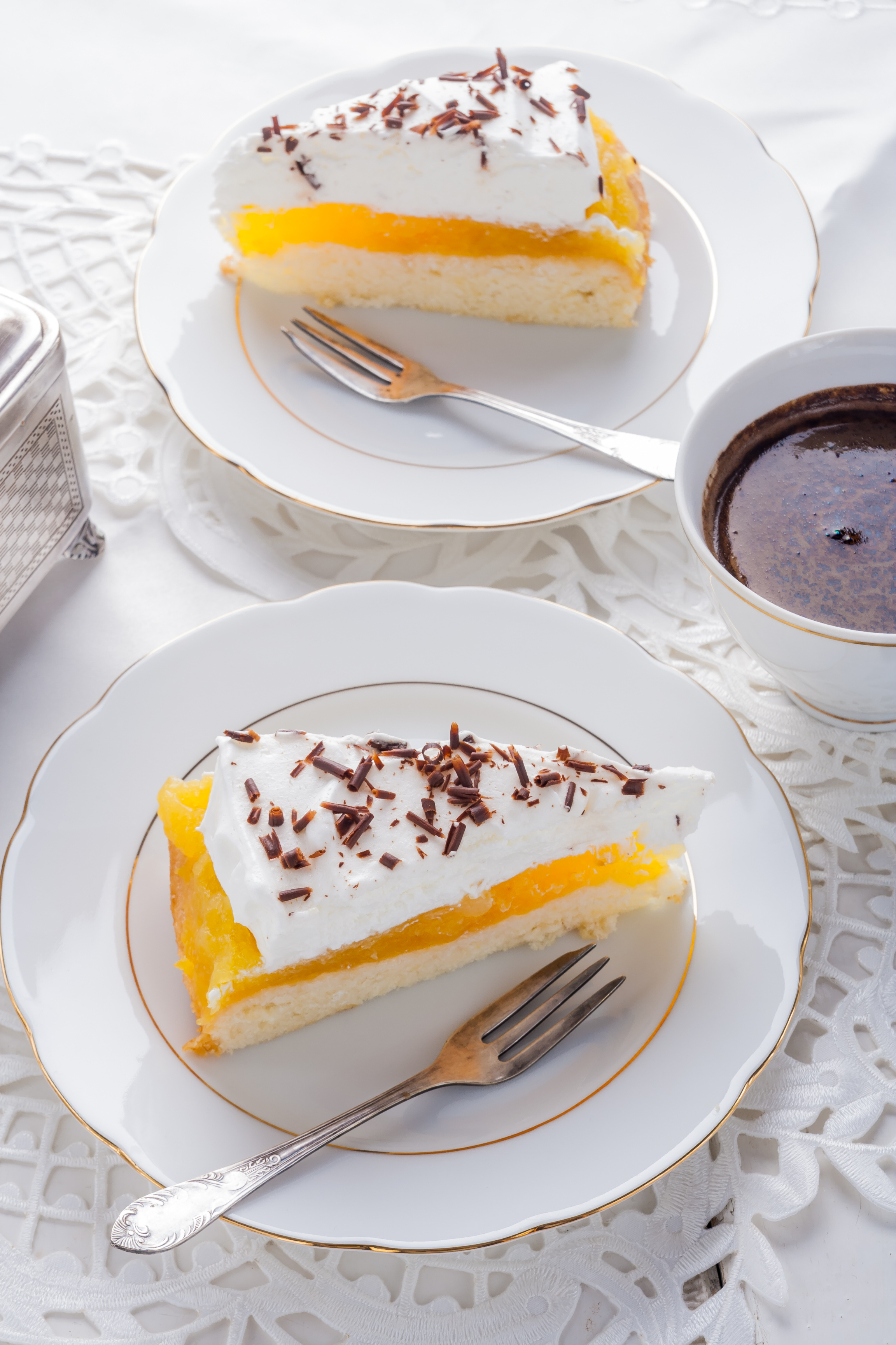 Ein Stück Apfeltorte angerichtet auf einem Teller mit einer Kuchengabel daneben