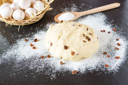 Teigkugel eines Osterzopfes mit Rosinen