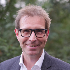 [Translate to Polnisch:] Portrait Thorsten Graff, Pastor, Seelsorger, Klinikseelsorger, Immanuel Krankenhaus Berlin, Wannsee