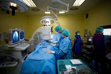 Herzschrittmacherimplantation - Start zur Bypass-OP - OP-Besteck - Herzkreislaufmaschine - Desinfektion - Immanuel Herzzentrum Brandenburg in Bernau bei Berlin - Herzchirurgie