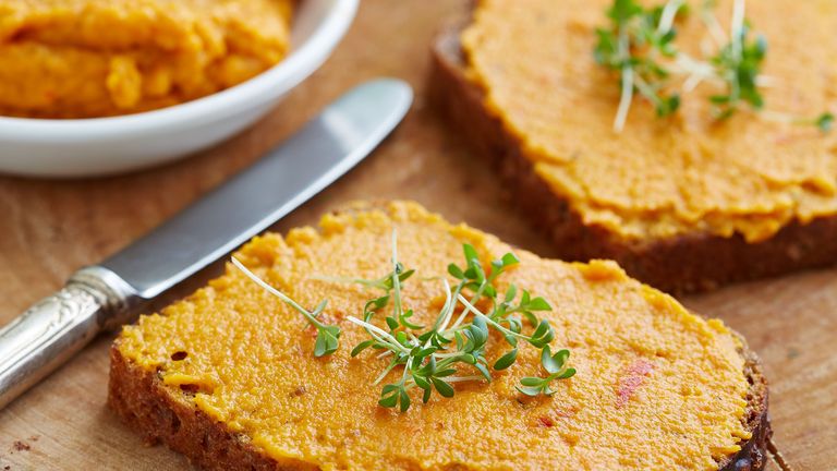 Süßkartoffel-Ananas-Aufstrich mit Curry auf einer Scheibe Brot