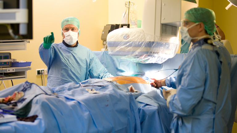 Arzt zeigt während OP auf Monitor - Immanuel Herzzentrum Brandenburg in Bernau bei Berlin