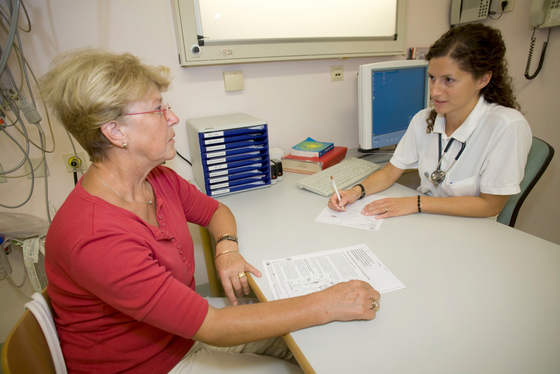 Patientin spricht mit Ärztin an Tisch - Immanuel Herzzentrum Brandenburg in Bernau bei Berlin 