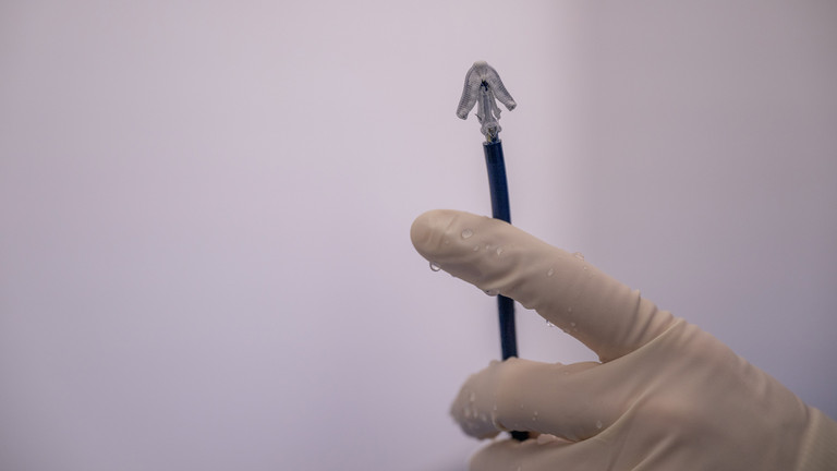 Hand hält kleinen Schlauch im Immanuel Herzzentrum Brandenburg Hand hält kleinen Schlauch im Immanuel Herzzentrum Brandenburg