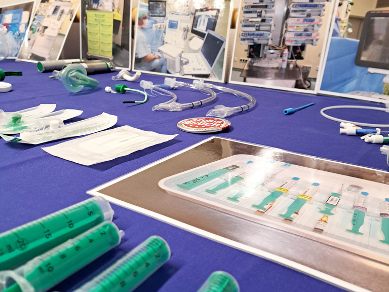 Tisch mit Spritzen und verschiedenen medizinischen Schläuchen - Immanuel Klinikum Bernau - Zukunftstag
