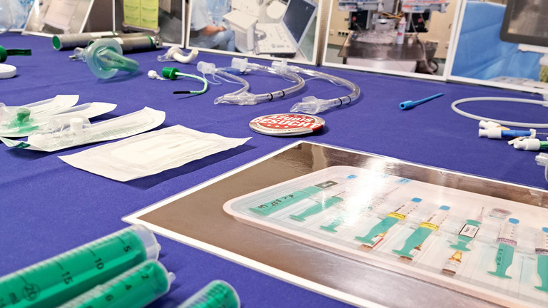 Tisch mit Spritzen und verschiedenen medizinischen Schläuchen - Immanuel Klinikum Bernau - Zukunftstag