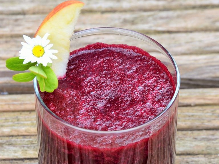In einem Glas servierter rote Bete-Blaubeer Smoothie mit Holundersaft von Immanuel Albertinen Kocht 