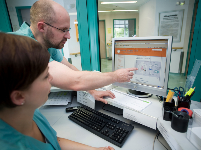 [Translate to Englisch:] Pflegefachkräfte schauen auf Monitor - Immanuel Herzzentrum Brandenburg in Bernau bei Berlin - Versorgungsbereiche - Telemedizinische Betreuung