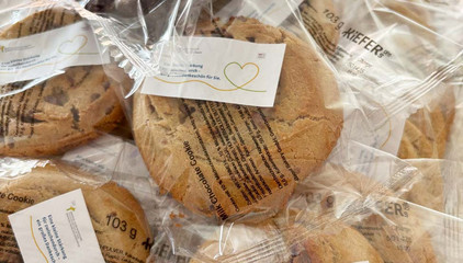 Mehrere in Klarsichtfolie verpackte Coockies mit einer Grußbotschaft zum Internationalen Tag der Pflegenden in der Immanuel Klinik Rüdersdorf.