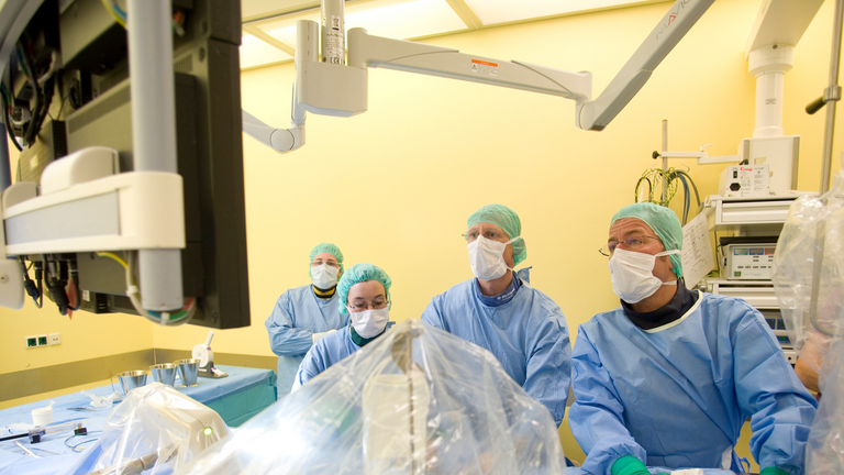 Ärzte schauen während OP auf Monitor - Immanuel Herzzentrum Brandenburg in Bernau bei Berlin