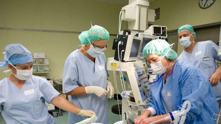 OP-Team versorgt Patienten - Immanuel Herzzentrum Brandenburg in Bernau bei Berlin