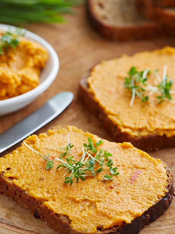 Süßkartoffel-Ananas-Aufstrich mit Curry auf einer Scheibe Brot