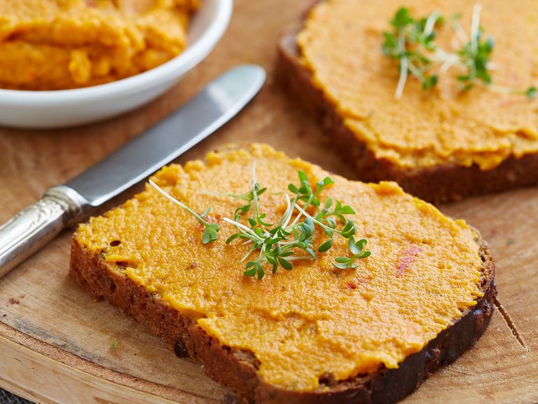 Süßkartoffel-Ananas-Aufstrich mit Curry auf einer Scheibe Brot