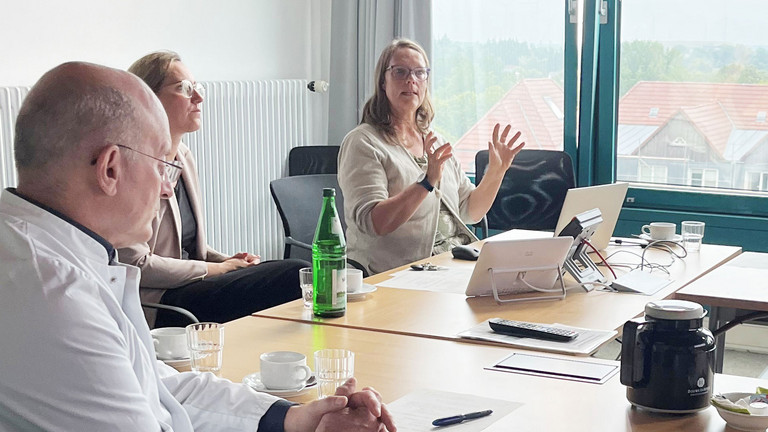 Dekanin Prof. Christine Holmberg im Gespräch Geschäftsführerin Verena Plocher und Dr. med. Georg Fritz, Chefarzt der Abteilung für Anästhesiologie, Intensivmedizin und Schmerztherapie Dekanin Prof. Christine Holmberg im Gespräch Geschäftsführerin Verena Plocher und Dr. med. Georg Fritz, Chefarzt der Abteilung für Anästhesiologie, Intensivmedizin und Schmerztherapie