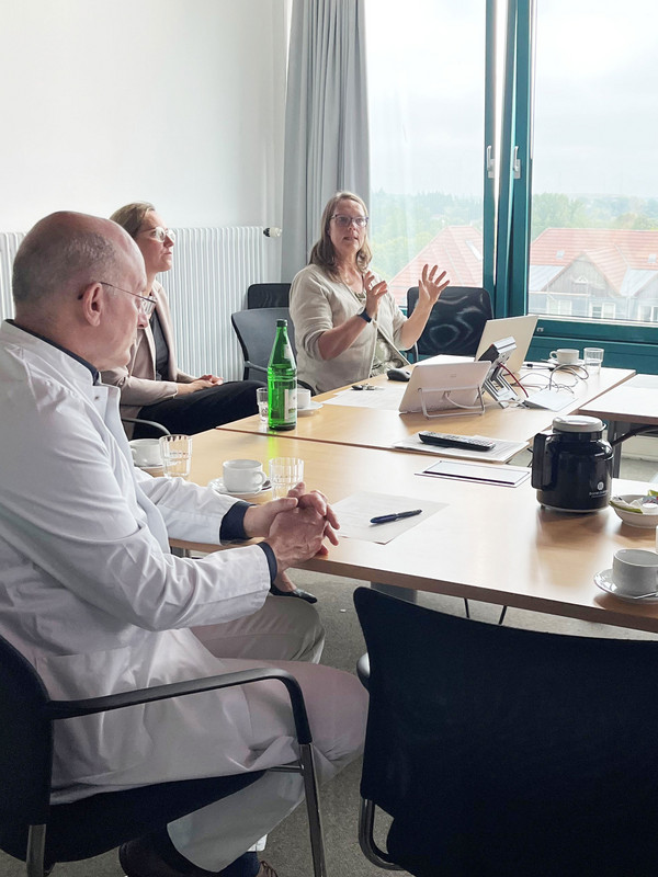 Dekanin Prof. Christine Holmberg im Gespräch Geschäftsführerin Verena Plocher und Dr. med. Georg Fritz, Chefarzt der Abteilung für Anästhesiologie, Intensivmedizin und Schmerztherapie Dekanin Prof. Christine Holmberg im Gespräch Geschäftsführerin Verena Plocher und Dr. med. Georg Fritz, Chefarzt der Abteilung für Anästhesiologie, Intensivmedizin und Schmerztherapie