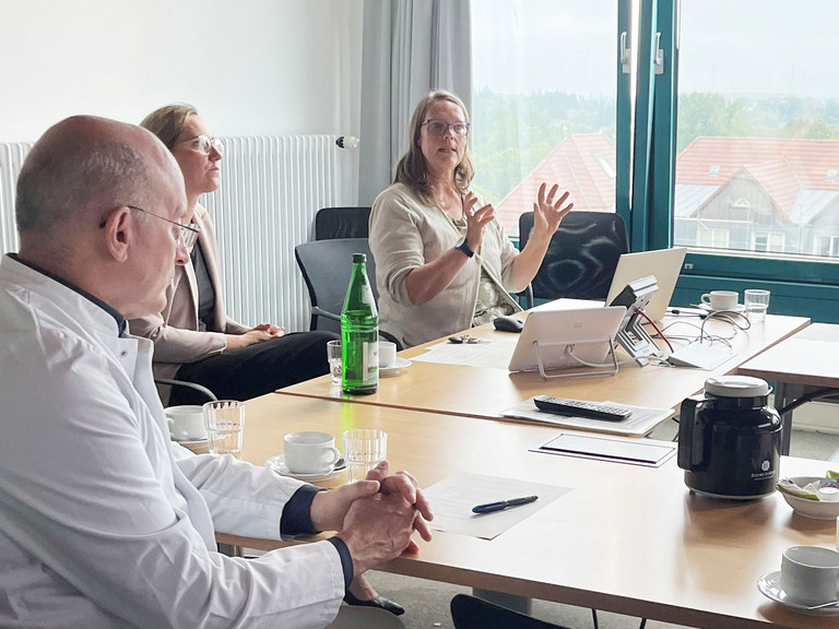 Dekanin Prof. Christine Holmberg im Gespräch Geschäftsführerin Verena Plocher und Dr. med. Georg Fritz, Chefarzt der Abteilung für Anästhesiologie, Intensivmedizin und Schmerztherapie