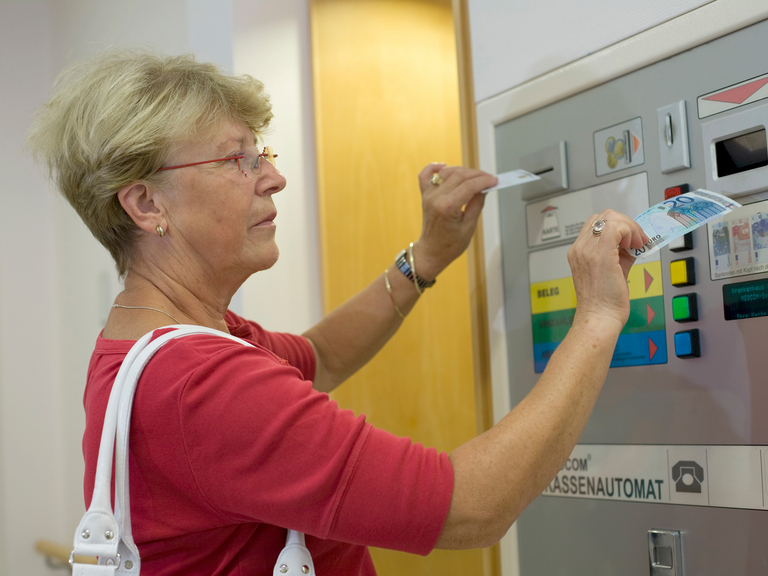 Patientin an Kassenautomat - Immanuel Herzzentrum Brandenburg in Bernau bei Berlin - Ihr Aufenthalt