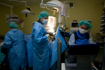 OP-Team nach dem Eingriff - Daten werden gecheckt - OP-Team bei der Arbeit - Operateur in Aktion - Röntgenbild - Immanuel Herzzentrum Brandenburg in Bernau bei Berlin - Herzchirurgie