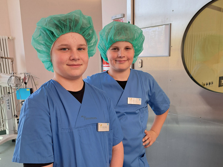 Zwei Schüler in medizinischer OP-Kleidung beim Zukunftstag im Immanuel Klinikum Bernau
