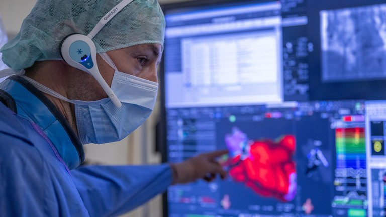 Experte prüft Werte während Katheterablation im Immanuel Herzzentrum Brandenburg Experte prüft Werte während Katheterablation im Immanuel Herzzentrum Brandenburg