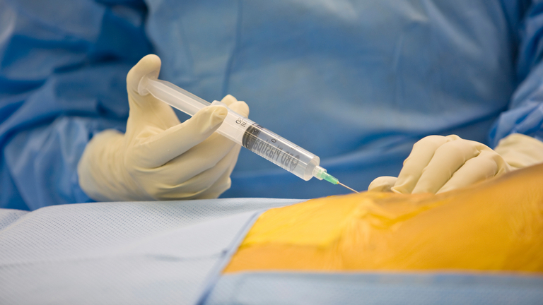 Arzt gibt Injektion mit Spritze - Immanuel Herzzentrum Brandenburg in Bernau bei Berlin - Gefäßchirurgie