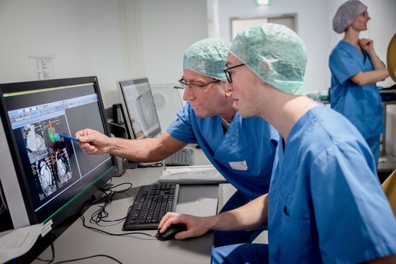 Arzt und Student schauen auf Monitor - Immanuel Klinikum Bernau - Forschung - Forschungsschwerpunkte in der Kardiologie