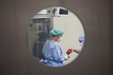 Blick durch Türfenster auf Vorbereitungen - Immanuel Herzzentrum Brandenburg in Bernau bei Berlin - Herzchirurgie