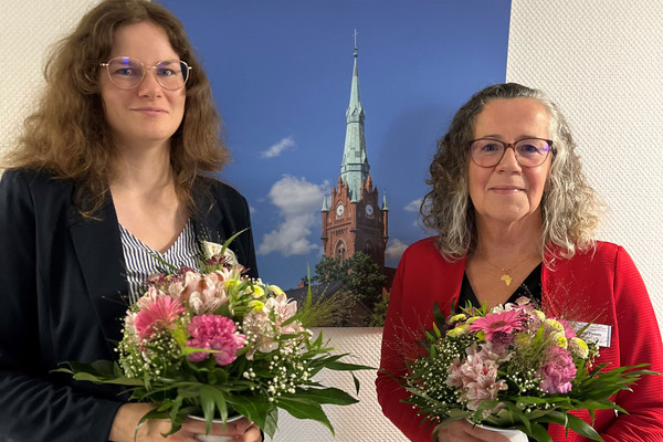 v.r.n.l.: Diana Pierenz und Julia Hübner mit Blumensträußen in der Hand v.r.n.l.: Diana Pierenz und Julia Hübner mit Blumensträußen in der Hand