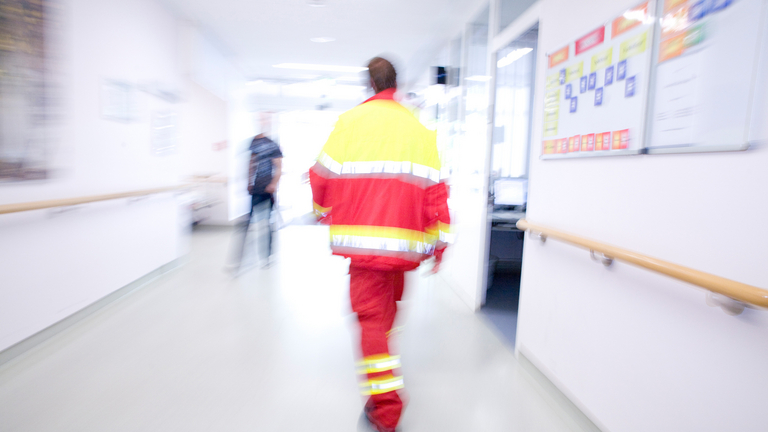[Translate to Polnisch:] Rettungssanitäter auf Krankenhausflur - Immanuel Herzzentrum Brandenburg in Bernau - 24h-Bereitschaft bei akutem Herzinfarkt