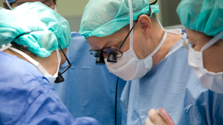 Arzt operiert mit Lupenbrille - Immanuel Herzzentrum Brandenburg in Bernau bei Berlin - Herzklappeneingriffe