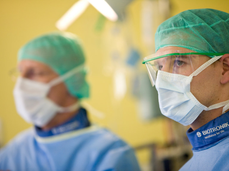 Blick auf zwei Ärzte im OP Immanuel Herzzentrum Brandenburg in Bernau bei Berlin